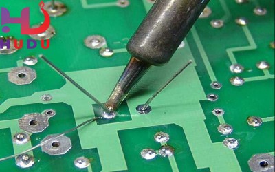 Mách bạn những cách hút chì hàn ra khỏi linh kiện hàn lỗi