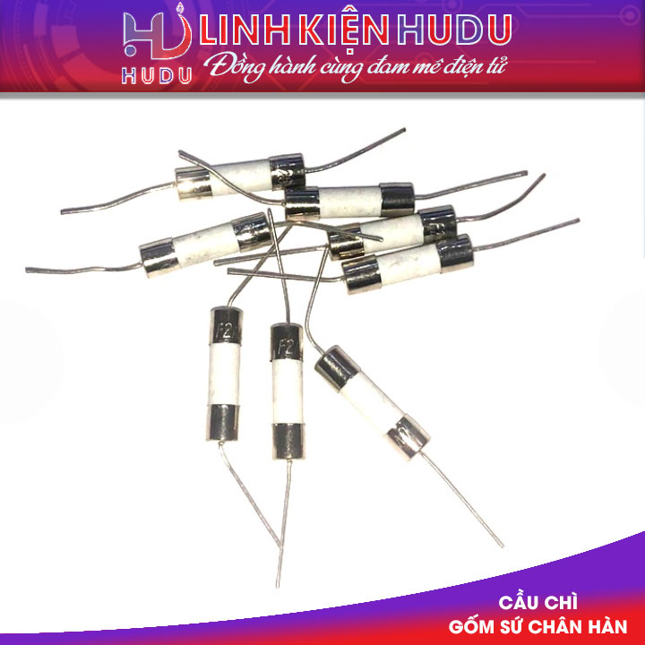 Mô tả cầu chì gốm [sứ] 15A chân hàn (H2)  Sản phẩm  cầu chì gốm [sứ] 15A chân hàn - Kích thước: Cầu chì gốm [sứ] 15A  5*20mm  - Dòng:15A  - Điện áp: 250V - Dùng trong sửa chữa, thay thế bếp từ, nồi cơm, bo mạch điều hòa,máy giặt,tủ lạnh,lò vi són Tính năng của cầu chì gốm [sứ] 20A chân hàn (H2) - Cầu chì gốm [sứ] 15A được sử dụng để bảo vệ mạch điện bằng nguyên lý hoạt động đơn giản là khi có dòng điện tăng đột biến đi qua sẽ làm dây kết nối bên trong nóng chảy làm ngắt mạch điện. - Bộ phận cơ bản của cầu chì là dây chảy, dây chảy được làm bằng chất liệu có nhiệt độ nóng chảy thấp như chì, kẽm, đồng, hợp kim chì-thiếc. Dây chảy thường dùng trong các thiết bị điện tử có vai trò bảo vệ chúng khỏi các yếu tố như quá dòng, quá điện áp... nhằm duy trì tốt hơn tuổi thọ của sản phẩm. Cụ thể chúng được ứng dụng trong các sản phẩm như bộ nguồn tivi,  ô tô, xe máy, các thiết bị công nghiệp… - Tùy thuộc vào nhu cầu, mục đích sử dụng mà chúng ta sẽ chọn cho mình các linh kiện điện tử phù hợp nhất trong việc sửa chữa hay trong việc thiết kế mạch điện tử. => Xem thêm: Các loại dụng cụ điện tử khác tại đây. (Đi link về danh mục Thiết bị - Dụng cụ - Công cụ) Thông số kĩ thuật cầu chì gốm [sứ] 15A chân hàn  Cầu chì gốm [sứ] 15A sử dụng để bảo vệ mạch điện - Chất liệu cầu chì: Kim loại + Sứ - Điện áp chịu đựng: 250VAC - Dòng: 15A - Hình dạng: Ống tròn - Kích thước: 5x20mm Cầu chì gốm [sứ] 15A chân hàn tại linh kiện điện tử Hudu (H2) - Cầu chì gốm [sứ] 15A chân hàn tại linh kiện điện tử (Đi link về trang chủ) Hudu đảm bảo hàng chính hãng với chất lượng tốt, khách hàng hoàn toàn yên tâm khi sử dụng. - Sản phẩm có độ bền cao, thời gian sử dụng lâu dài. - Mức giá cả sản phẩm hợp lý, cạnh tranh. - Chính sách đổi mới sản phẩm nếu phát sinh lỗi do nhà sản xuất, sản phẩm hư hỏng trong quá trình vận chuyển. - Giao hàng nhanh chóng theo địa chỉ yêu cầu, kiểm tra hàng trước khi thanh toán.