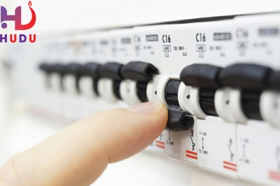 Nguyên nhân aptomat không bật lên được và cách kiểm tra bằng ampe kìm